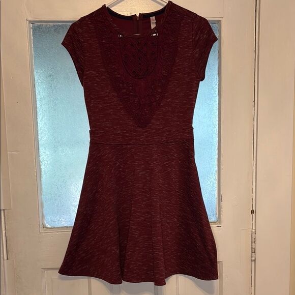 Xhilaration Women’s Burgundy Red Lace Detail Short Sleeve Casual Mini Dress S|P - Picture 1 of 6
